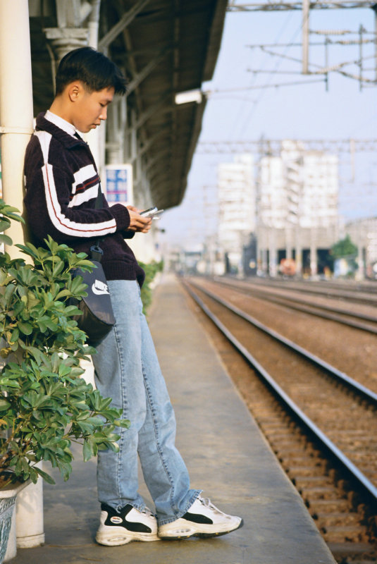 台灣鐵路旅遊攝影台中火車站月台旅客2002年之前攝影照片36